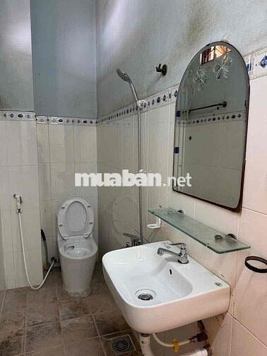 Cho thuê nhà nguyên căn mặt tiền phường 10 Q6