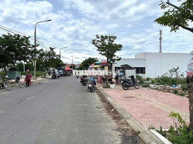 Cần bán lô đất trục đường 20m5, gần phố cổ Hội An giá chỉ từ 2ty4