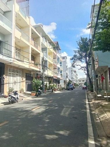 NHÀ BÁN ĐƯỜNG SỐ 57 Q6 (4X16) ĐỐI DIỆN CÔNG VIÊN. GIÁ 10,8 TỶ