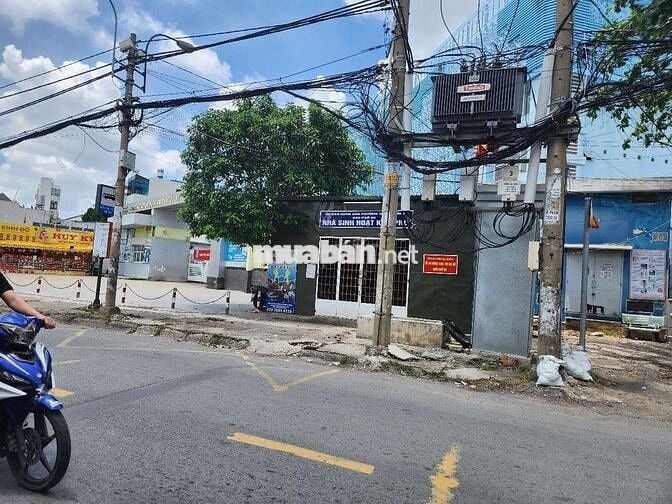 Nhà góc 2 mặt tiền lề đường rộng