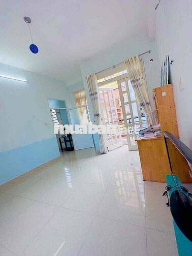 Nhà giá rẻ sau lưng căn Mặt tiền đường sổ hồng riêng hoàn công đủ