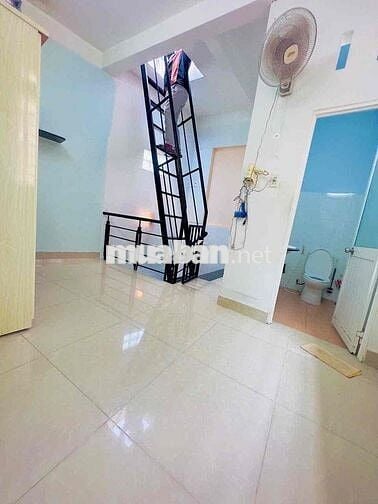 Nhà giá rẻ sau lưng căn Mặt tiền đường sổ hồng riêng hoàn công đủ