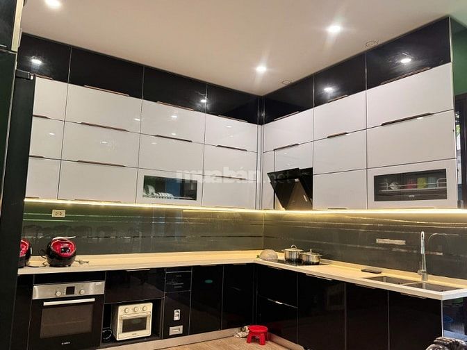Bán nhà phố Dịch Vọng 105m, 5 tầng, vỉa hè 2 bên, ô tô tránh, phân lô