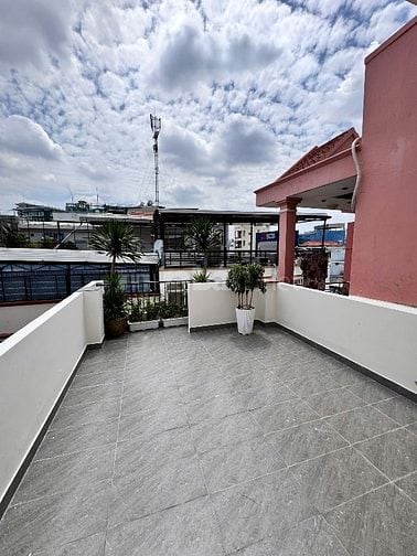 Hẻm xe hơi Hoàng Văn Thụ,Nhà Mới 4Tầng,4PN,Cách mặt tiền 1 căn nhà 
