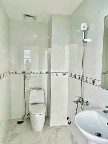 Cần cho thuê nhà MT 111E Hoa Lan P. 2 Q. Phú Nhuận ngay phố ẩm thực