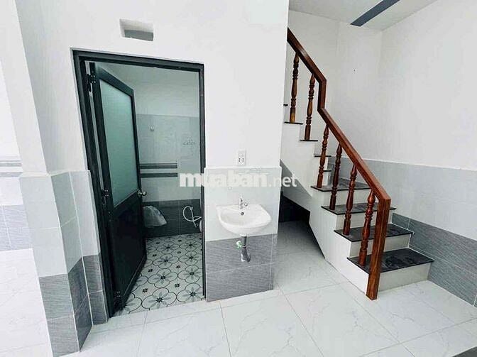 cần bán gấp nhà 1 trệt + 1 lầu . giá 650 triệu