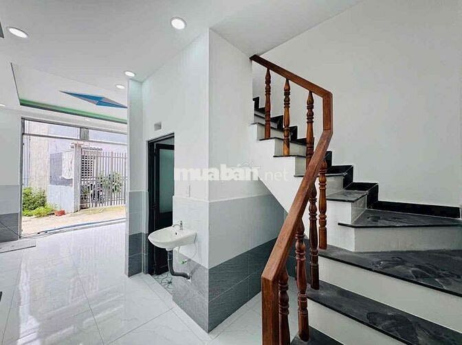 cần bán gấp nhà 1 trệt + 1 lầu . giá 650 triệu
