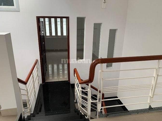 Nhà mặt tiền 5 phòng ngủ, đường rộng xe tải