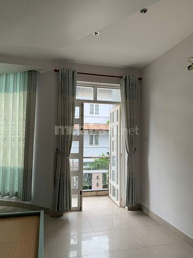 Nhà mặt tiền 5 phòng ngủ, đường rộng xe tải