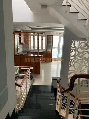 Nhà mặt tiền 5 phòng ngủ, đường rộng xe tải