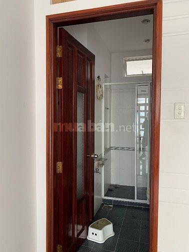 Nhà mặt tiền 5 phòng ngủ, đường rộng xe tải