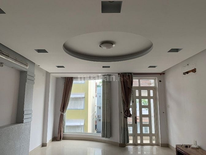 Nhà mặt tiền 5 phòng ngủ, đường rộng xe tải