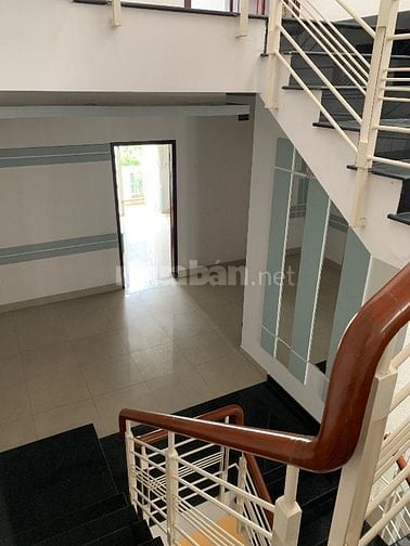 Nhà mặt tiền 5 phòng ngủ, đường rộng xe tải