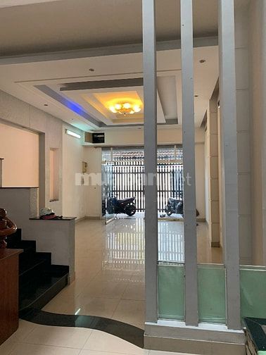 Nhà mặt tiền 5 phòng ngủ, đường rộng xe tải
