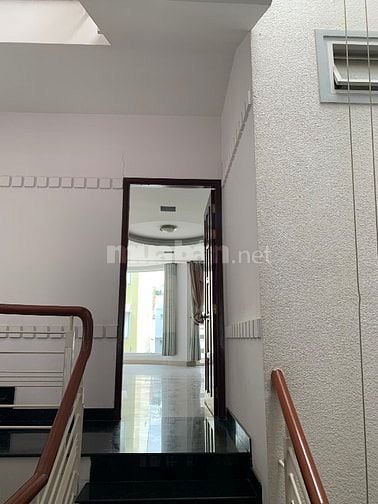 Nhà mặt tiền 5 phòng ngủ, đường rộng xe tải