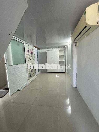 Hai Bà Trưng hiếm nhà 2PN giáp Q1 mà có xíu tiền