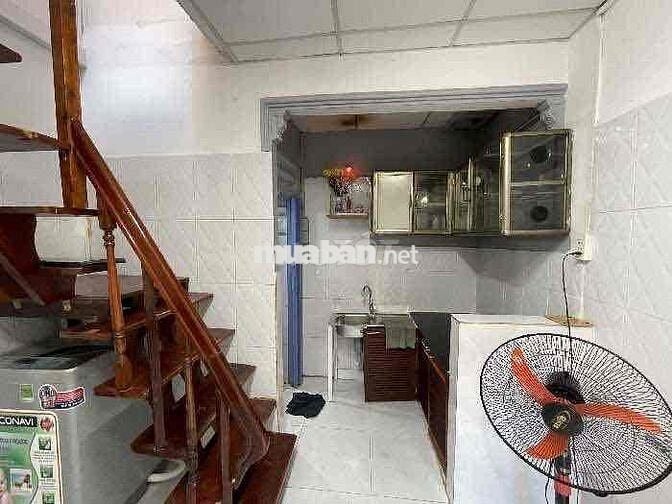 Hai Bà Trưng hiếm nhà 2PN giáp Q1 mà có xíu tiền