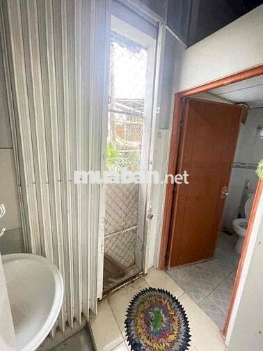 Nhà trệt lầu trục chính hẻm đường 30/4