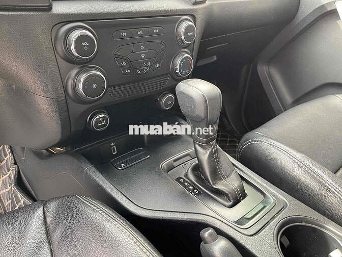 Ranger 2022 XLS 4x2 AT. Trả trước 200tr nhận xe.