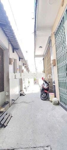 BÁN NHÀ 2 LẦU. 4 P . GIÁ RẺ . Q. 8.