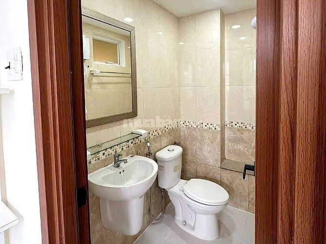 Bán nhà đẹp nở hậu 2 lầu 2 phòng ngủ hẻm Sư Vạn Hạnh, Quận 5