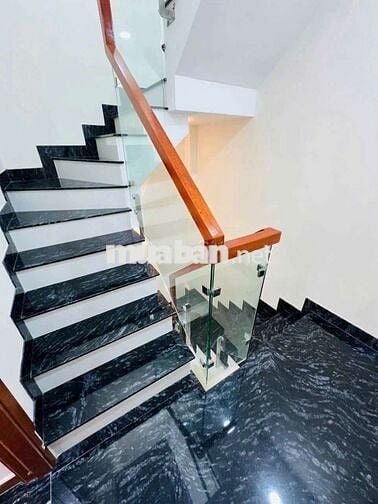 CHDV. H xe hơi .phan x Long. F4. Phú Nhuận. DT: 4x13m. 4 tầng giá 8,3