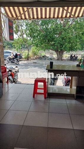 Cho thuê mặt bằng giá rẻ đường lớn ở Quận 7