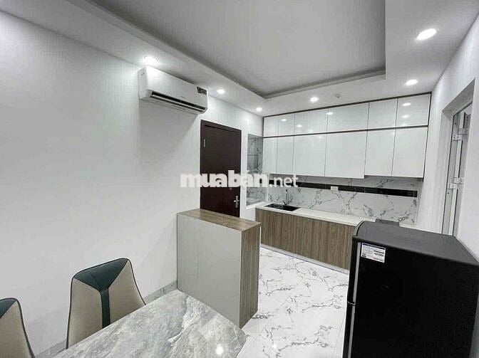 CHO THUÊ CCMN 1N1K PHỐ NGUYỄN NGỌC VŨ. 50m2. BAN CÔNG. THANG MÁY
