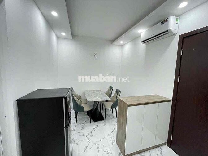 CHO THUÊ CCMN 1N1K PHỐ NGUYỄN NGỌC VŨ. 50m2. BAN CÔNG. THANG MÁY
