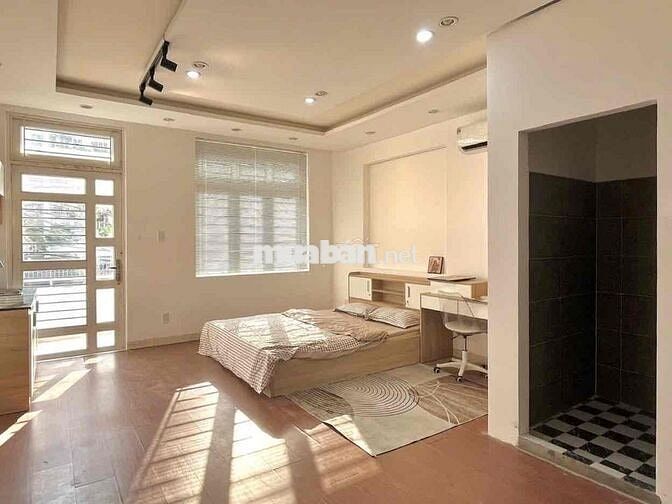 Căn hộ dịch vụ ban công, full nội thất - Ngay Phạm Văn Đồng