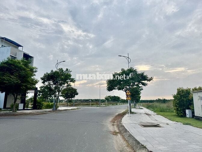 Bán gấp nền BH new city 100m2 sổ sẵn giá chỉ 1,550 tỷ bao hết thuế phí