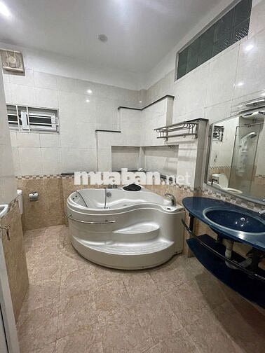 Nhà 110 Nguyễn Hoàng Tôn 50m2x 5 tầng 5pn 15tr