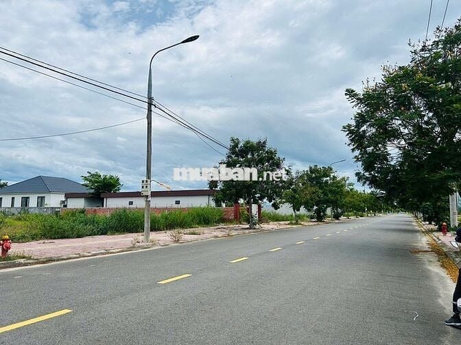 Cần bán lô đất trục đường 17m5, gần phố cổ Hội An giá chỉ từ 2ty