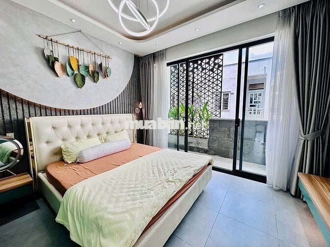 Ngôi Nhà 5 PN HXH đầy màu sắc và sang trọng