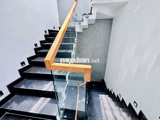 Ngôi Nhà 5 PN HXH đầy màu sắc và sang trọng