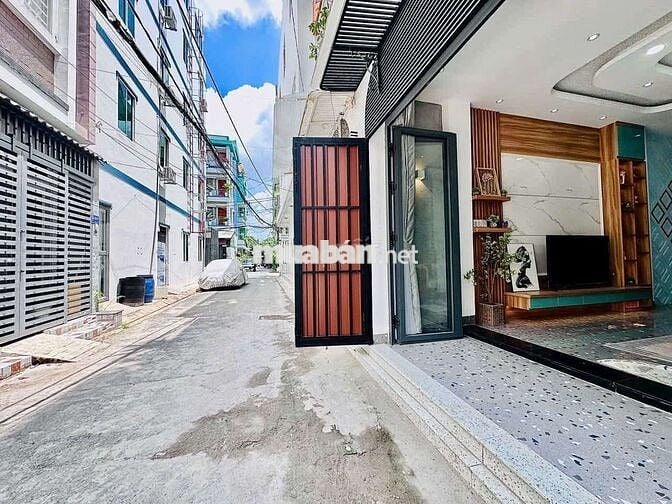 Ngôi Nhà 5 PN HXH đầy màu sắc và sang trọng