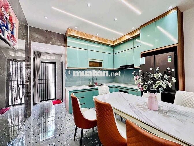 Ngôi Nhà 5 PN HXH đầy màu sắc và sang trọng