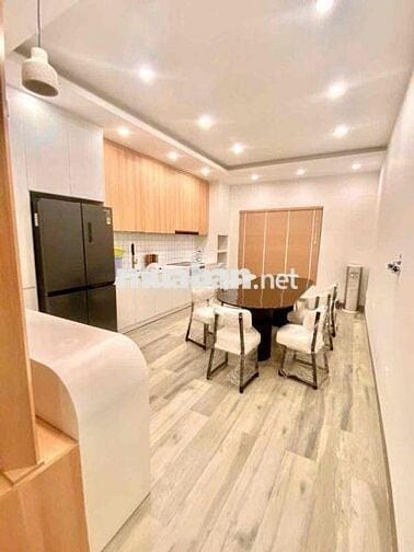 cho thuê nhà đẹp y hình 4 x 20 có 5pn 5wc sân thượng