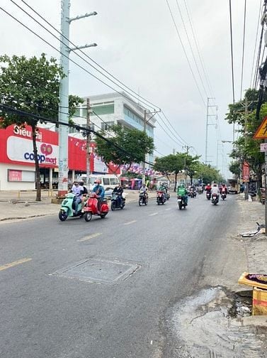 Bán gấp nhà Mặt Tiền Âu Cơ - Giá tốt chỉ bằng hẻm xe hơi. DT đất 100m