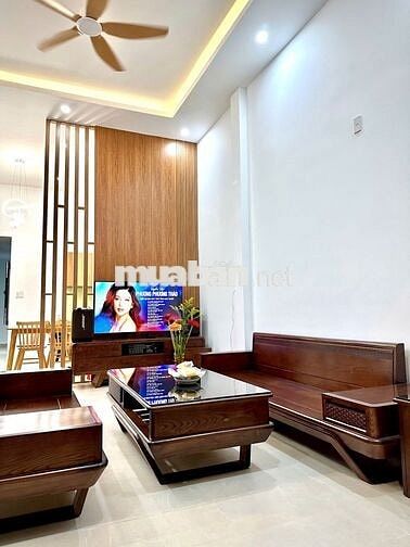 Cần bán nhà đẹp mặt tiền đường 7m5 lề 3m5