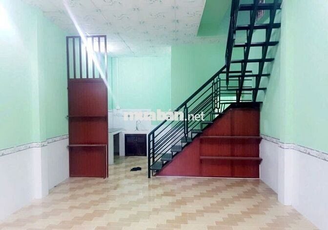 Nhà nguyên căn 1 trệt, 1 lầu, bên hông trường tiểu học Bình Chiểu