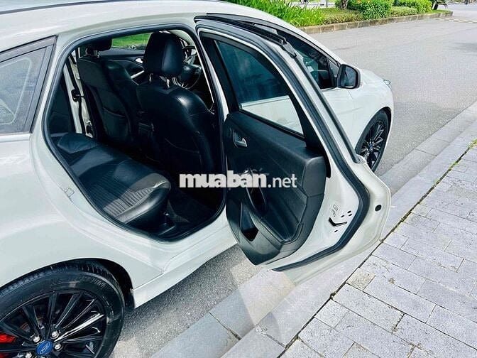 Tôi cần bán chiếc xe Ford Focus Sport 2018 1.5AT