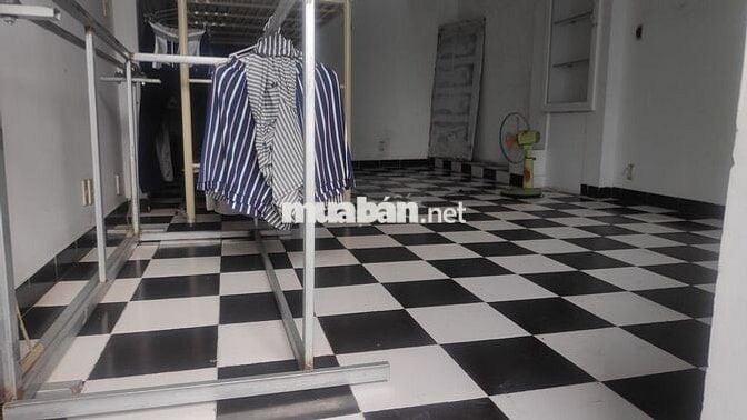 Dư 2 phòng trống 25m2 và 40m2, mặt tiền nhà phố Q.BT