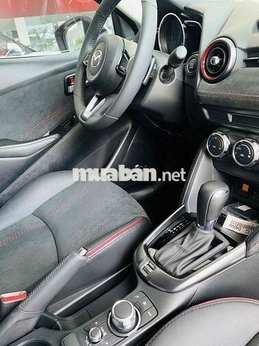 MAZDA 2 LUXURY VIN 24 GIẢM 32 TRIỆU + QUÀ TẶNG