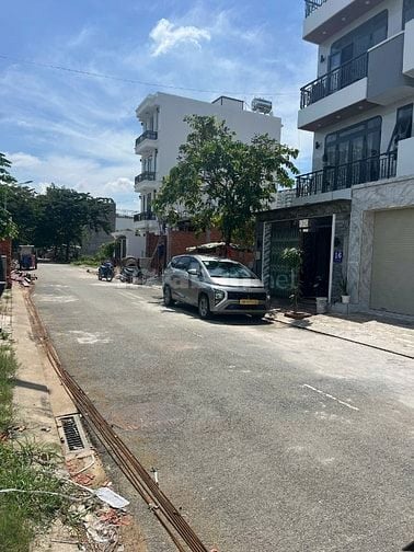 Bán nhà phố KDC Nam Rạch Chiếc 30ha , đường 12m 