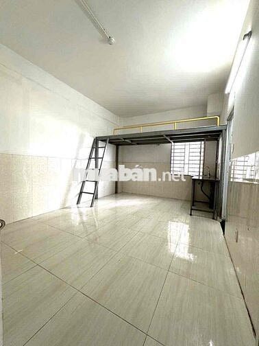 Phòng Trọ Gác Lớn Cửa Sổ Mới 30m2 Ngay Nguyễn Ảnh Thủ, Coop Hiệp Thành