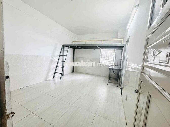 Phòng Trọ Gác Lớn Cửa Sổ Mới 30m2 Ngay Nguyễn Ảnh Thủ, Coop Hiệp Thành