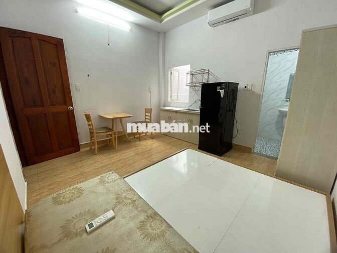Phòng Full nội thất cửa sổ giếng trời