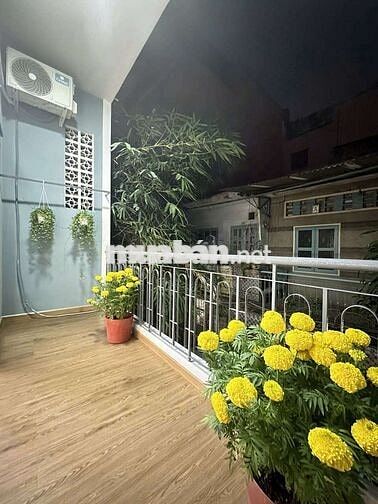 Cho thuê duplex ban công siêu rộng cạnh nhà hát Hoà Bình