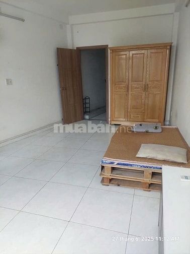 Cho thuê nhà hẻm 5m (XH) Cách Mạng Tháng 8, P.15, Q.10 giá 18tr